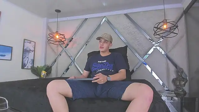 Snapshot of Thomas_May4rs chatting on February 24, 7:33 am Thomas May4rs online show from February 24, 7:33 am