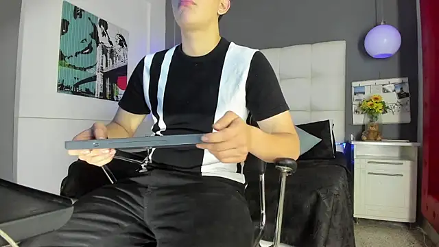 Snapshot of Thomas_May4rs chatting on March 8, 4:01 am Thomas May4rs online show from March 8, 4:01 am