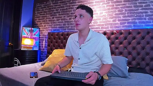 Snapshot of Thomas_May4rs chatting on February 15, 4:03 am Thomas May4rs online show from February 15, 4:03 am