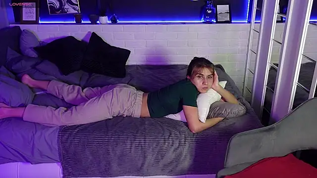 Snapshot of CharmBianca chatting on February 22, 11:46 am CharmBianca online show from February 22, 11:46 am