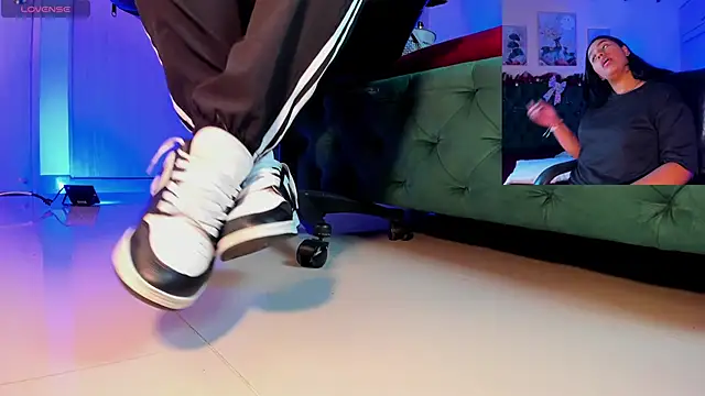 Snapshot of aleya_bliss chatting on December 2, 3:19 am aleya bliss online show from December 2, 3:19 am