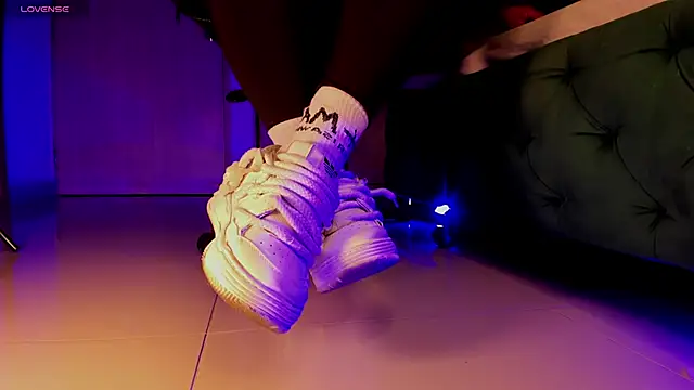 Snapshot of aleya_bliss chatting on November 23, 2:54 am aleya bliss online show from November 23, 2:54 am