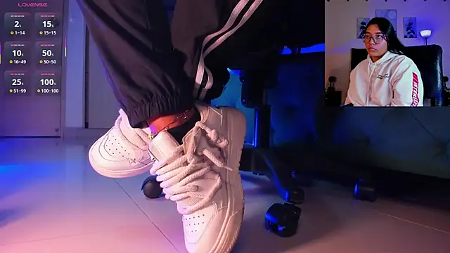 Snapshot of aleya_bliss chatting on November 25, 3:18 am aleya bliss online show from November 25, 3:18 am