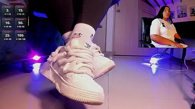 Snapshot of aleya_bliss chatting on November 27, 3:07 am aleya bliss online show from November 27, 3:07 am