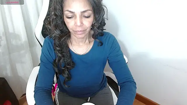 Lunasquirt1985 online show from April 14, 1:38 pm