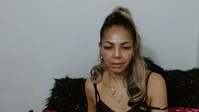 Lunasquirt1985 online show from October 24, 11:20 am