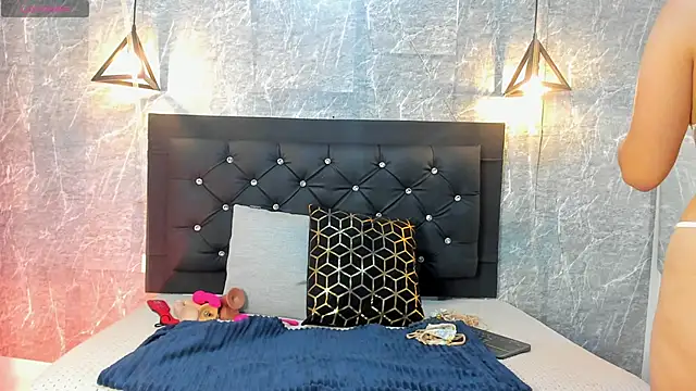 emberhodson online show from November 12, 10:52 am