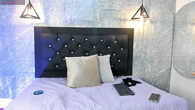 emberhodson online show from September 18, 11:35 am