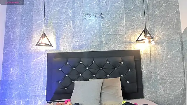 emberhodson online show from September 19, 11:03 am