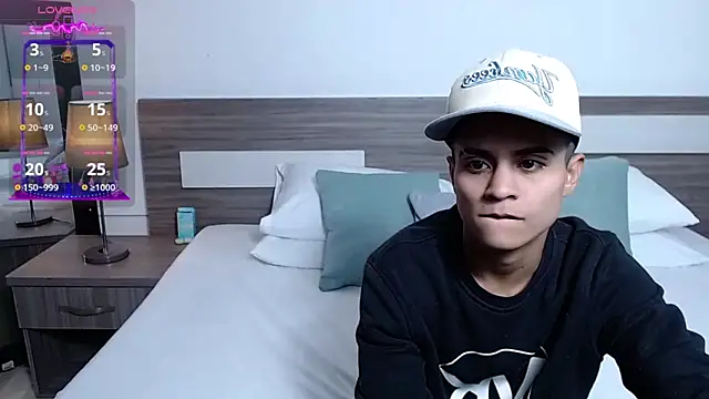 Liiamthompson online show from March 19, 9:09 am