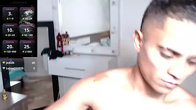 Liiamthompson online show from April 7, 10:00 pm