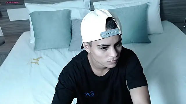 Liiamthompson online show from April 3, 10:00 am