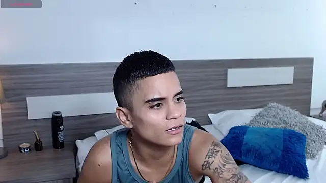 Liiamthompson online show from December 4, 9:30 am