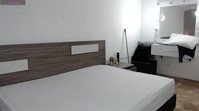 Liiamthompson online show from December 17, 9:03 am