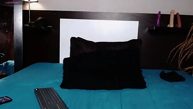Liiamthompson online show from April 28, 2:27 am