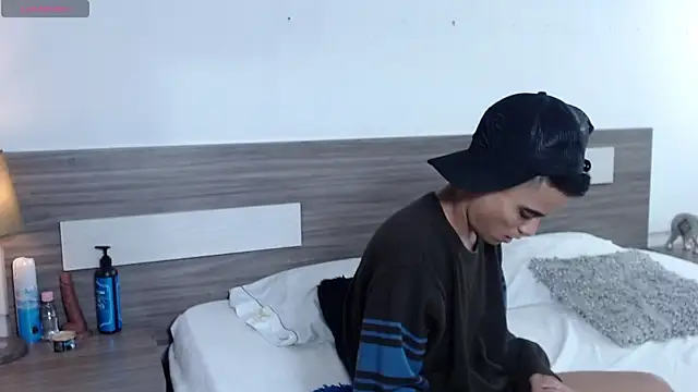 Liiamthompson online show from December 1, 10:32 pm