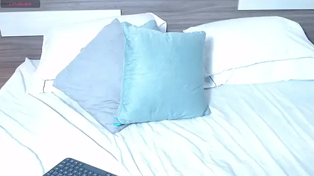 Liiamthompson online show from April 4, 10:16 pm