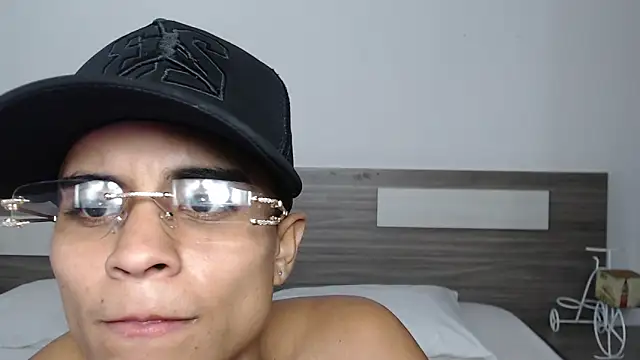 Liiamthompson online show from September 24, 8:32 am