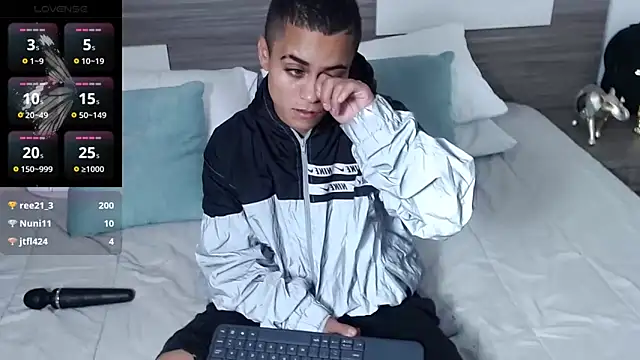 Liiamthompson online show from March 31, 10:01 pm