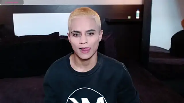 Liiamthompson online show from April 10, 11:01 pm