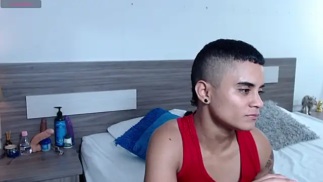 Liiamthompson online show from December 16, 9:35 am