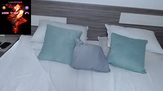 Liiamthompson online show from March 15, 1:40 pm