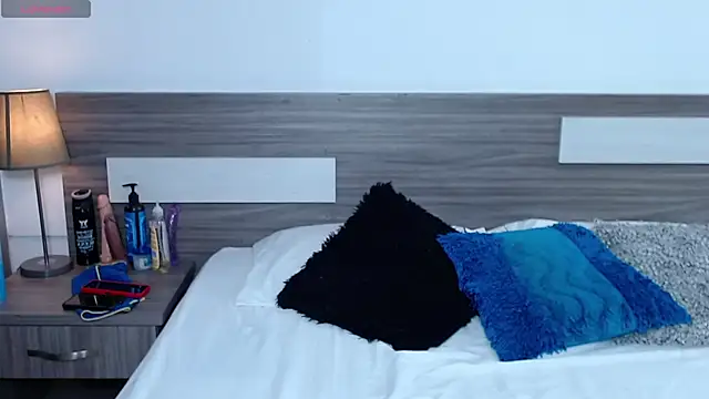 Liiamthompson online show from December 17, 9:09 pm