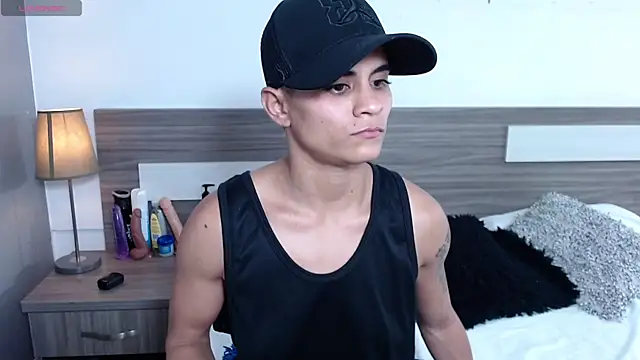 Liiamthompson online show from December 18, 9:29 pm