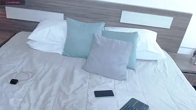 Liiamthompson online show from February 14, 10:59 am