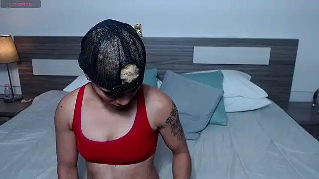 Liiamthompson online show from February 14, 11:38 pm