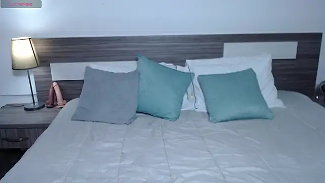 Liiamthompson online show from March 6, 7:09 pm