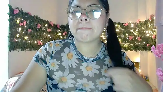 Snapshot of viccky_vick chatting on November 19, 1:27 am viccky vick online show from November 19, 1:27 am