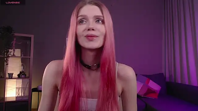 Gretchen Mol online show from November 3, 7:35 am