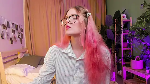 Gretchen Mol online show from January 10, 7:36 am