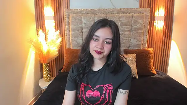 Snapshot of Lucy_Harris chatting on February 18, 7:19 pm Lucy Harris online show from February 18, 7:19 pm