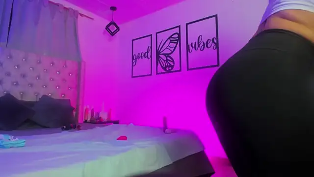 nicolee millerr online show from January 17, 1:37 pm