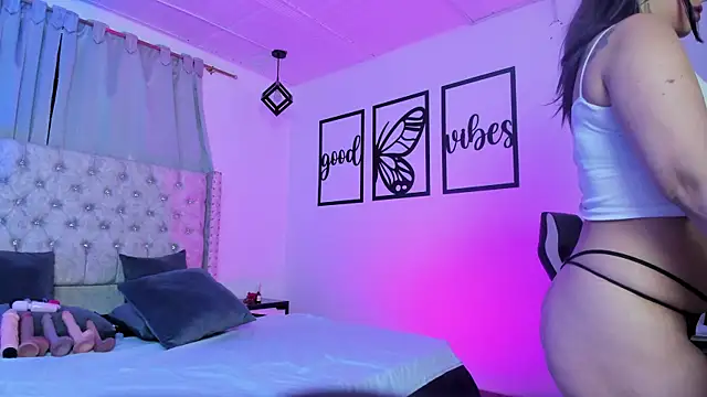 nicolee millerr online show from April 2, 12:45 pm