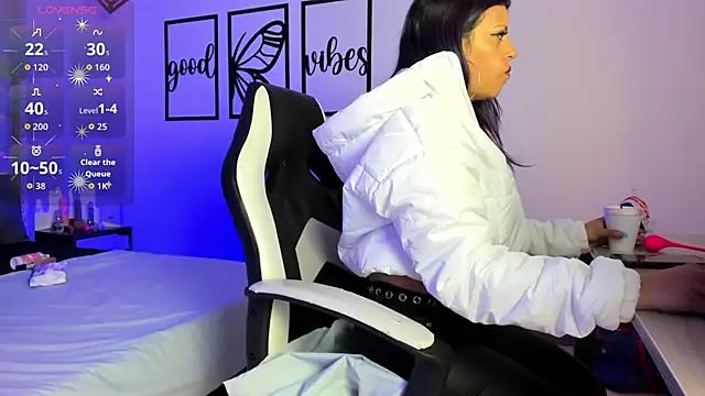 nicolee millerr online show from October 21, 12:04 pm