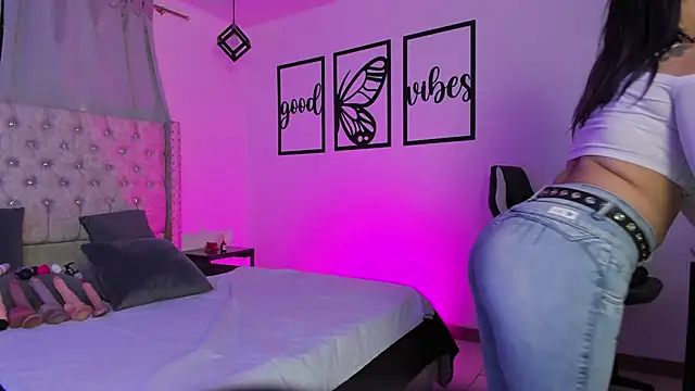 nicolee millerr online show from April 13, 12:20 pm