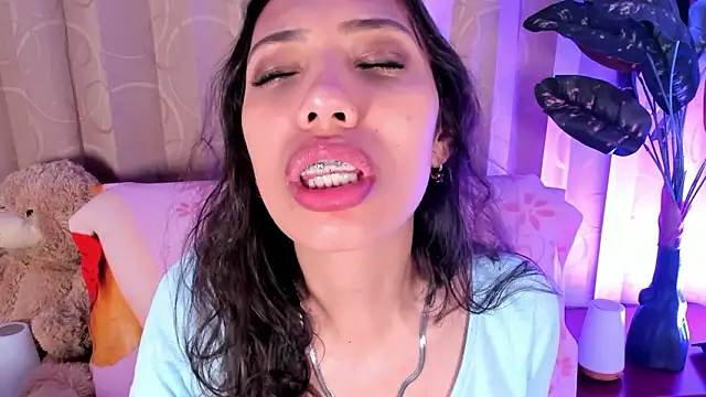 Miss veronicaa2 online show from March 25, 1:10 pm