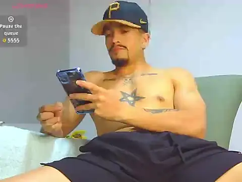 Snapshot of Keiviid chatting on May 3, 1:33 am Keiviid online show from May 3, 1:33 am