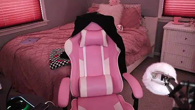 princesselysia online show from March 6, 9:20 pm