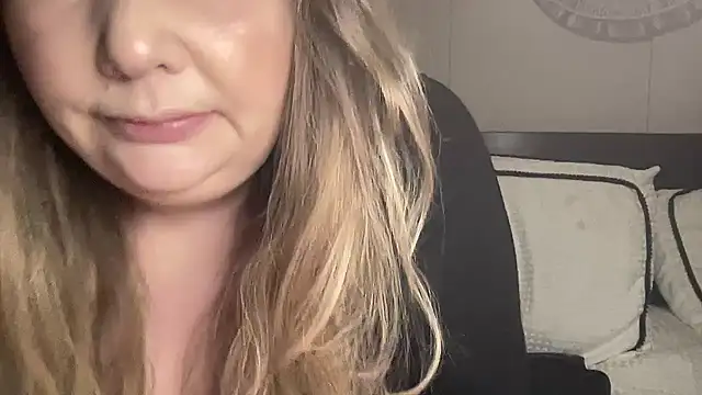 Snapshot of BustyHayleyUk chatting on February 8, 8:21 pm BustyHayleyUk online show from February 8, 8:21 pm