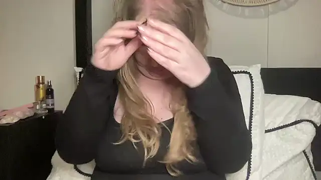 Snapshot of BustyHayleyUk chatting on January 29, 10:43 pm BustyHayleyUk online show from January 29, 10:43 pm