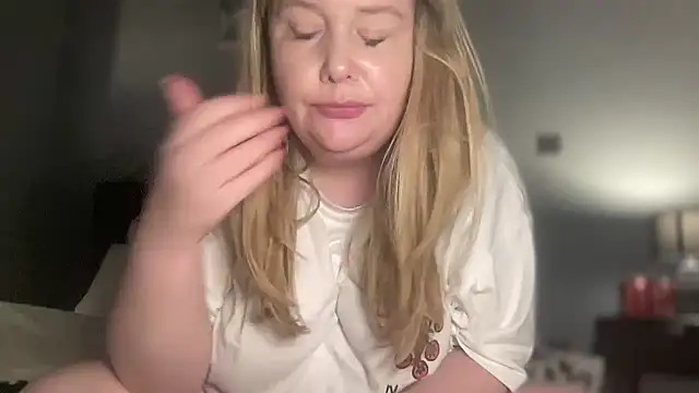 Snapshot of BustyHayleyUk chatting on April 7, 1:35 pm BustyHayleyUk online show from April 7, 1:35 pm