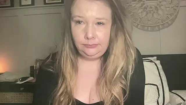 Snapshot of BustyHayleyUk chatting on February 5, 8:57 pm BustyHayleyUk online show from February 5, 8:57 pm