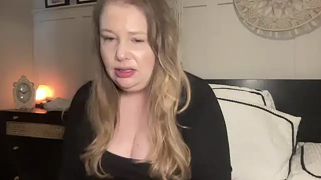 Snapshot of BustyHayleyUk chatting on February 9, 1:46 pm BustyHayleyUk online show from February 9, 1:46 pm