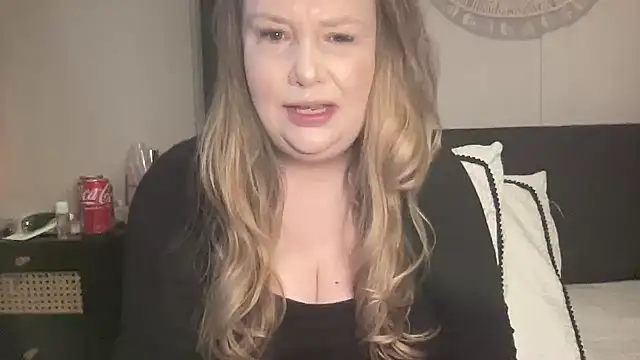 Snapshot of BustyHayleyUk chatting on February 5, 1:54 pm BustyHayleyUk online show from February 5, 1:54 pm