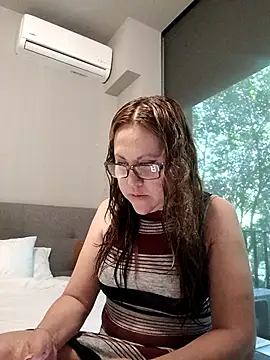 Snapshot of MirandaLatinaLovely chatting on June 20, 6:13 pm MirandaLatinaLovely online show from June 20, 6:13 pm