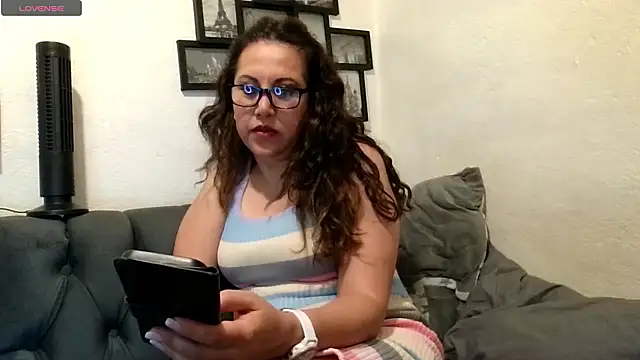 MirandaLatinaLovely online show from May 12, 5:15 am